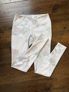 ALO Yoga White & Light Gray Camo Leggings